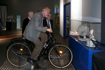 21.4.2009 RETKI OLKILUOTOON
Loppukahvien jälkeen sai mm. testata oman energiantuottokykynsä näyttelyhallissa.