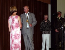 26.6.2009 NUIJANVAIHTO
Sirkku luovutti presidentin nuijan ja käädyt Tapiolle.