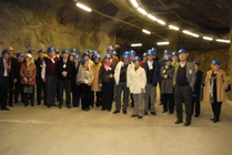 21.4.2009 RETKI OLKILUOTOON
Menomatkalla tutustuimme komeaan Vuojoen kartanoon, josta Eurajoen pitäjä oli kuulu ennen ydinmyllyjä. Olkiluodon vierailijakeskuksen auditoriossa saimme havainnollisen esityksen toimivista reaktoreista sekä kolmosreaktorin rakennushankeesta. "Passintarkastuksen" jälkeen näimme vaikuttavan työmaan aidan takaa sekä vierailimme syvällä kiven sisässä voimalaitosjätteen luolassa. Suomalainen peruskallio ei tärissyt yhtään, kameratkin vain vähän. Poistuessa ei  todistettavasti säteillyt kellään.